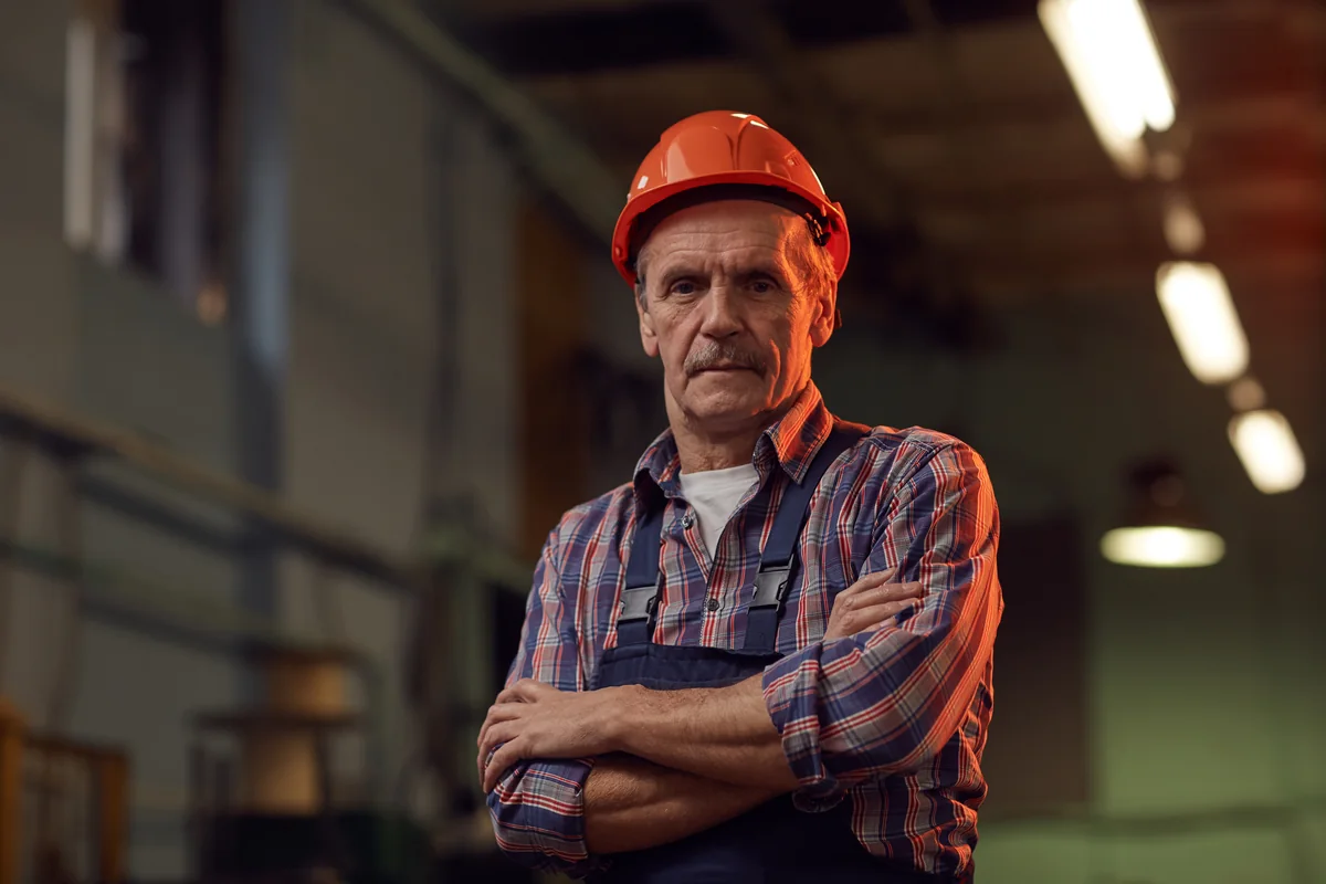 Responsable de chantier portant un casque de protection